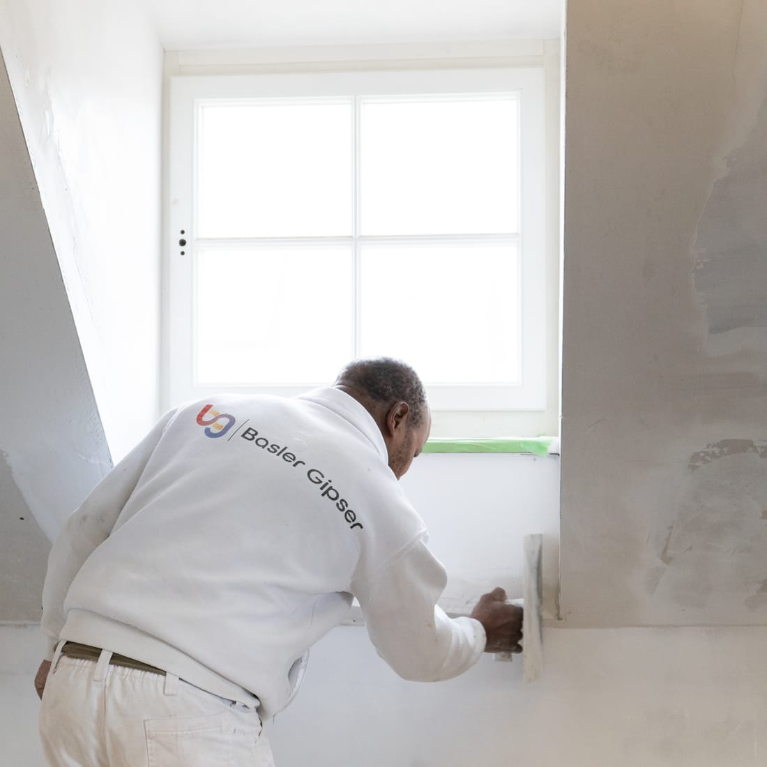 Gipserarbeiten am Fenster in einer Dachschräge